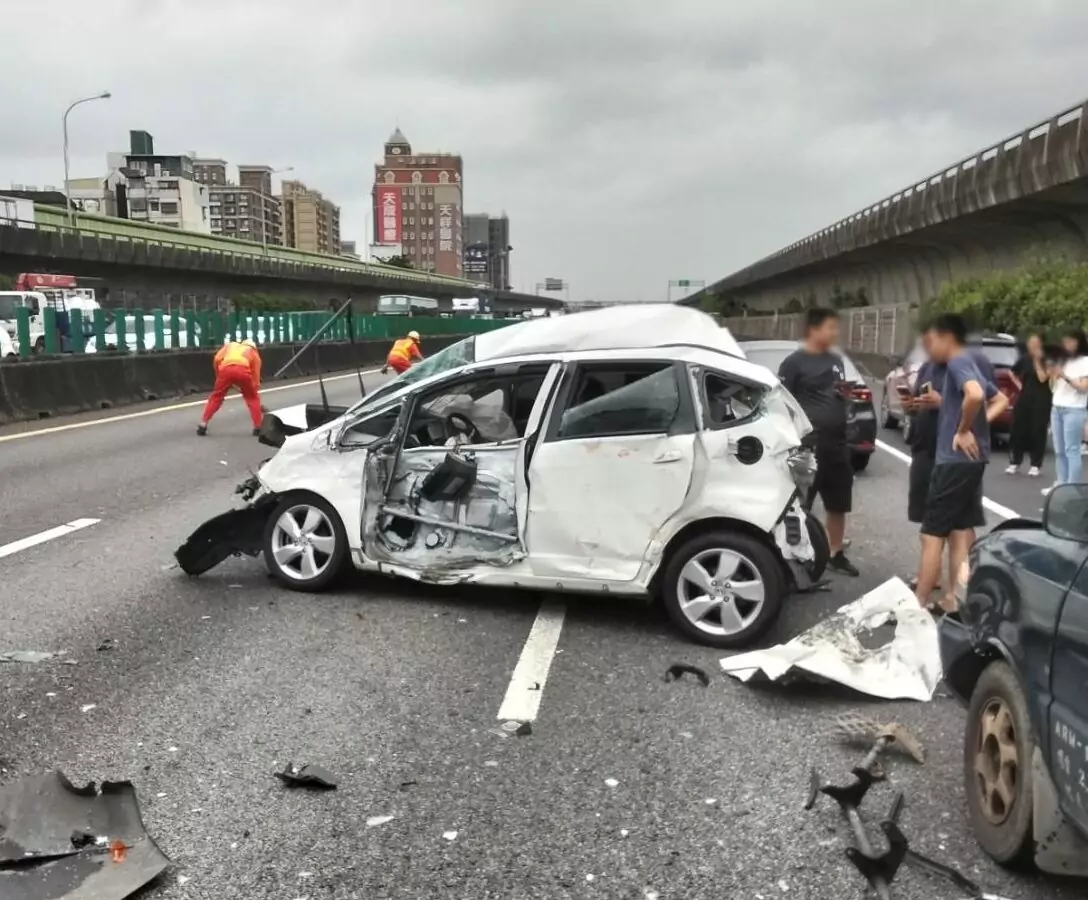 小客車整台撞爛！國1中壢段8車連環撞 2人送醫 
