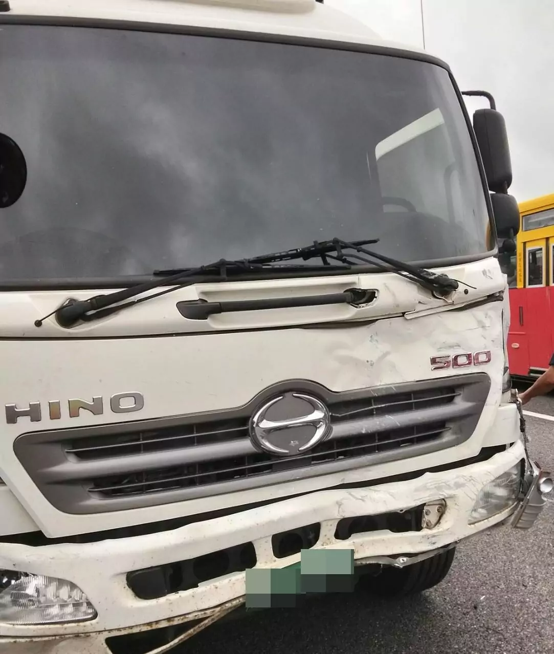 小客車整台撞爛！國1中壢段8車連環撞 2人送醫 