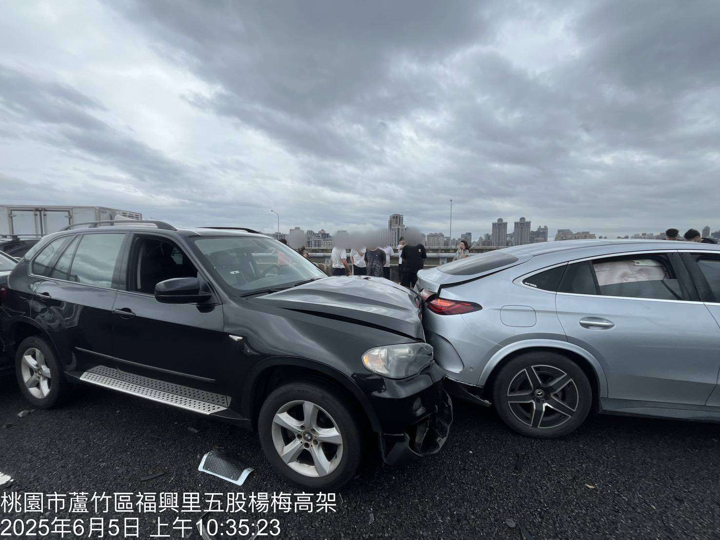 車流回堵未注意距離!國1桃園段8車撞成「一條龍」 509285 0