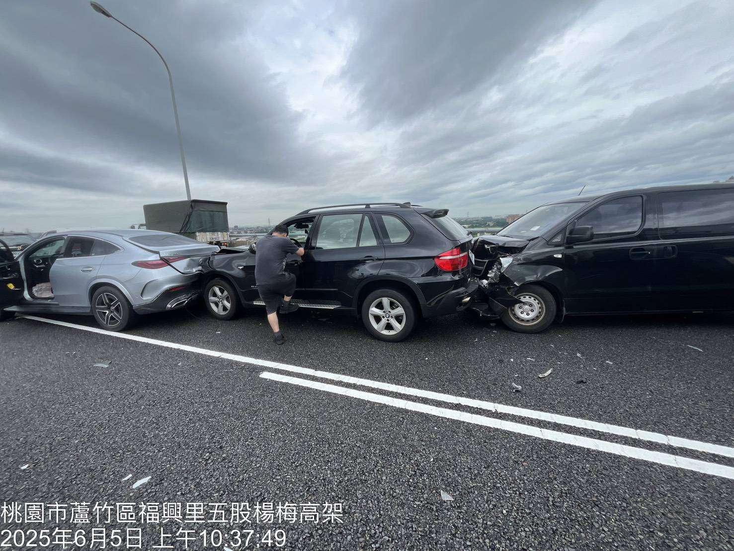 車流回堵未注意距離!國1桃園段8車撞成「一條龍」 509287 0