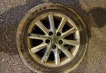 【有片】天降橫禍!疑遭拖吊車輛輪胎脫落 國1轎車慘被砸中