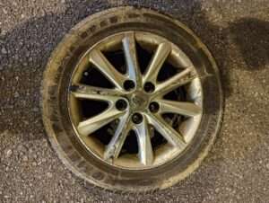 【有片】天降橫禍!疑遭拖吊車輛輪胎脫落 國1轎車慘被砸中