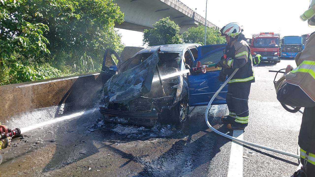 國1桃園段驚傳火燒車 濃黑煙竄天 515125 0