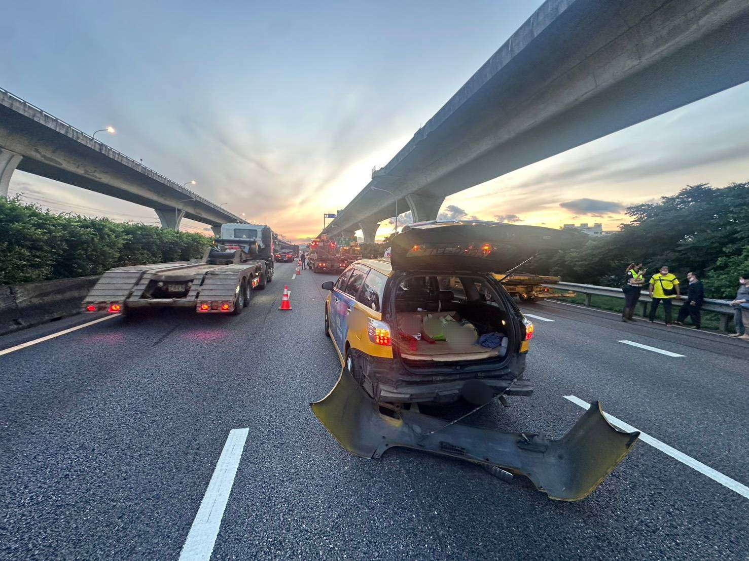 【有片】國1內壢「人肉交通錐」國道上狂跳 貨車司機嚇到翻車 515556 0