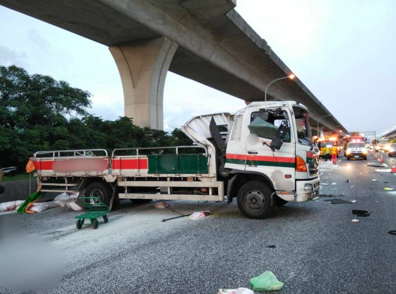 【有片】國1內壢「人肉交通錐」國道上狂跳 貨車司機嚇到翻車 515557 0 e1750387280611