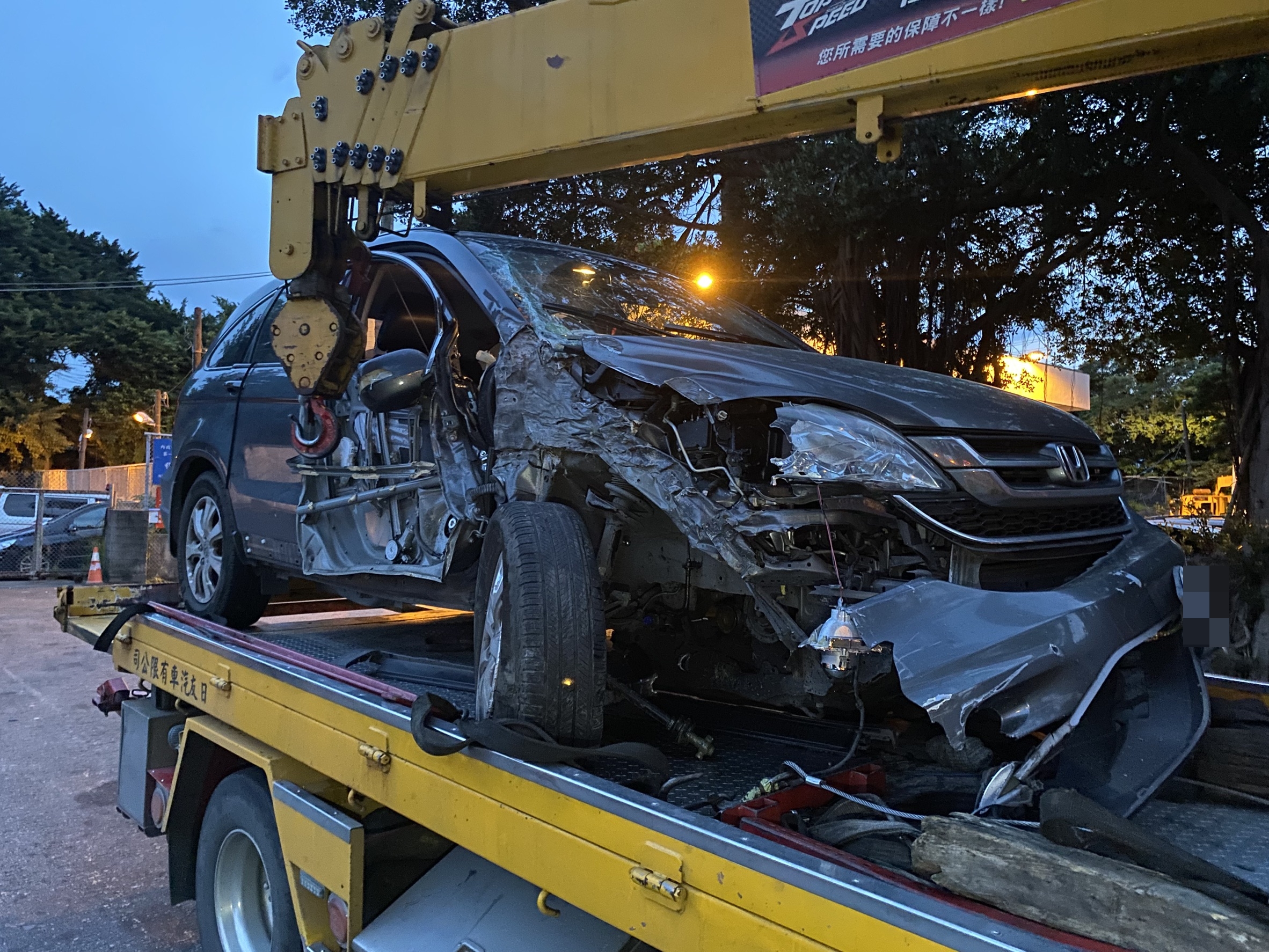 疑恍神釀禍猛撞大貨車!國1小客貨車頭零件散一地 518175 0