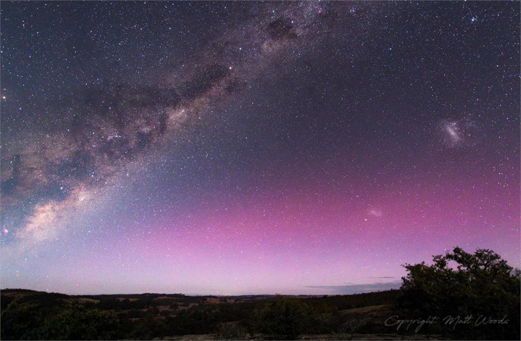 地磁風暴助攻 這些地方出現超美「粉紫色極光」