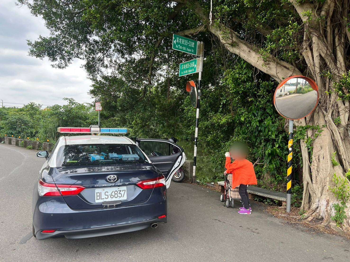 8旬老婦散步體力不支獨坐路旁 八德暖警助平安返家 802150 0