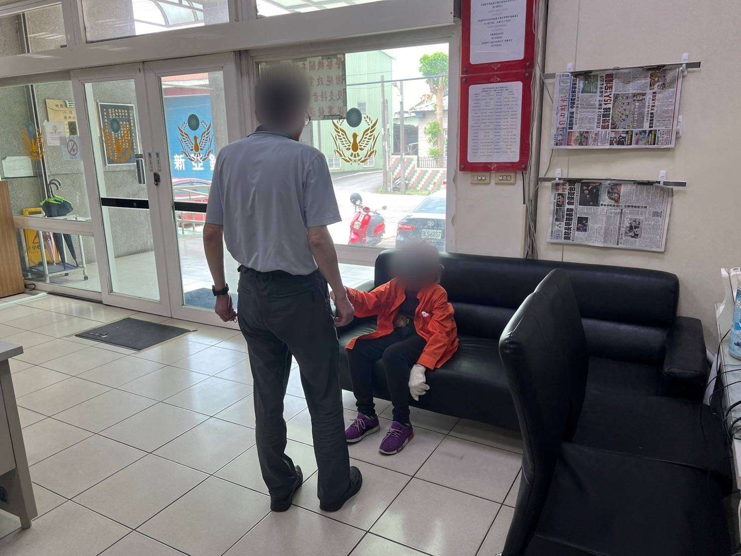 8旬老婦散步體力不支獨坐路旁 八德暖警助平安返家 802151 0