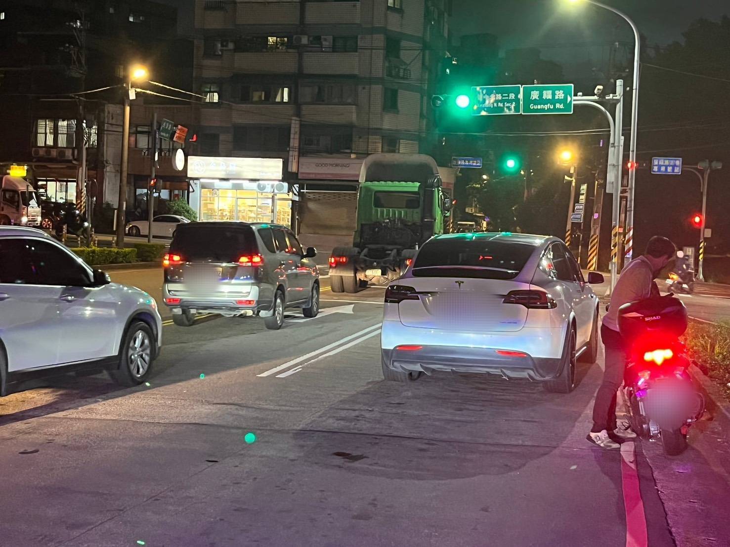 車輛爆胎受困車道 八德警設錐導引車流避事故 804720 0