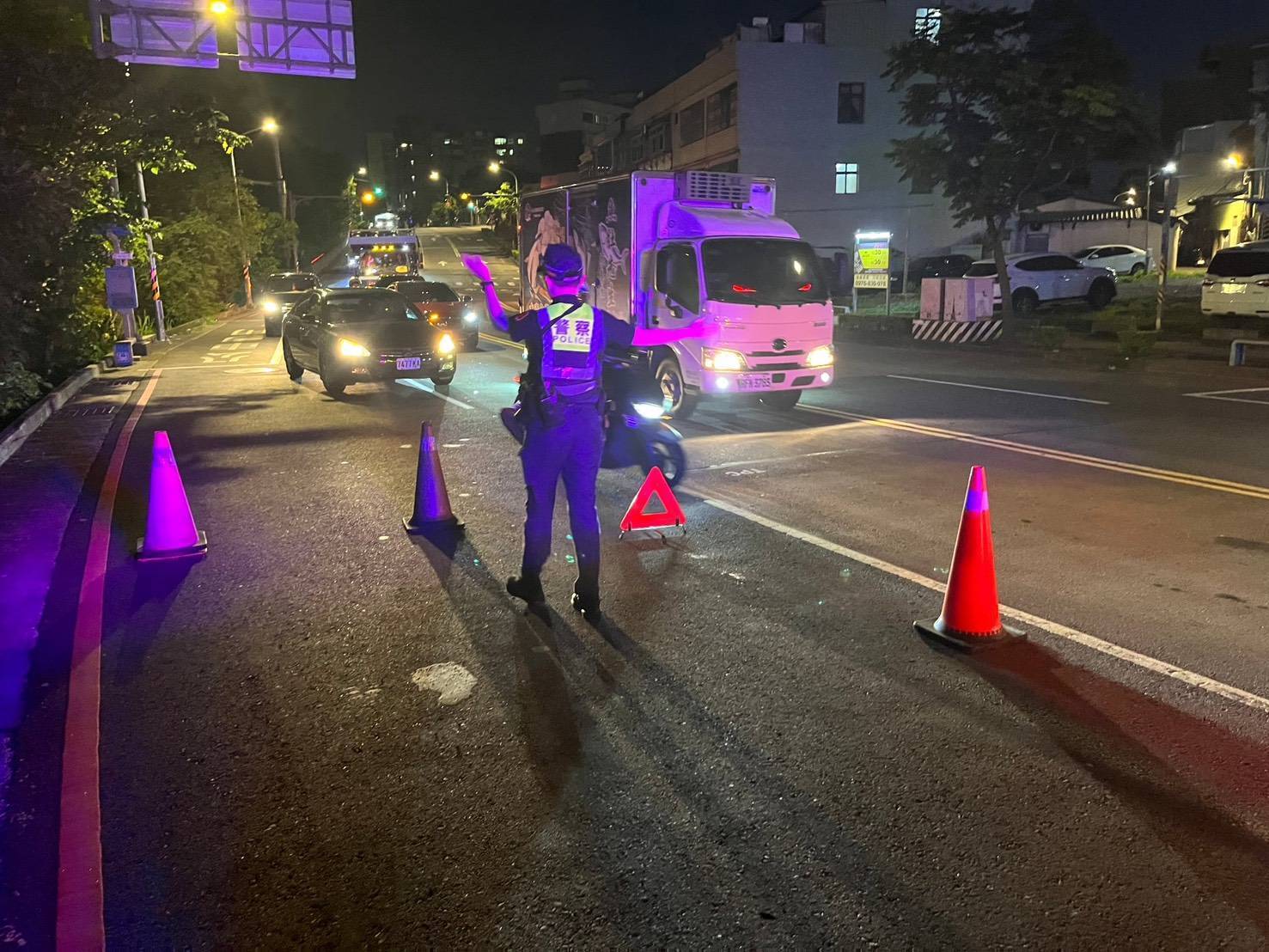 車輛爆胎受困車道 八德警設錐導引車流避事故 804721 0