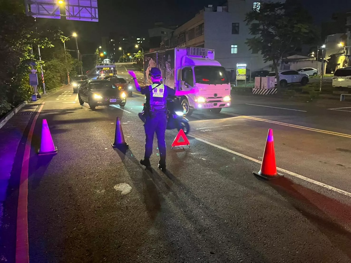 車輛爆胎受困車道 八德警設錐導引車流避事故 車輛爆胎受困車道 八德警設錐導引車流避事故