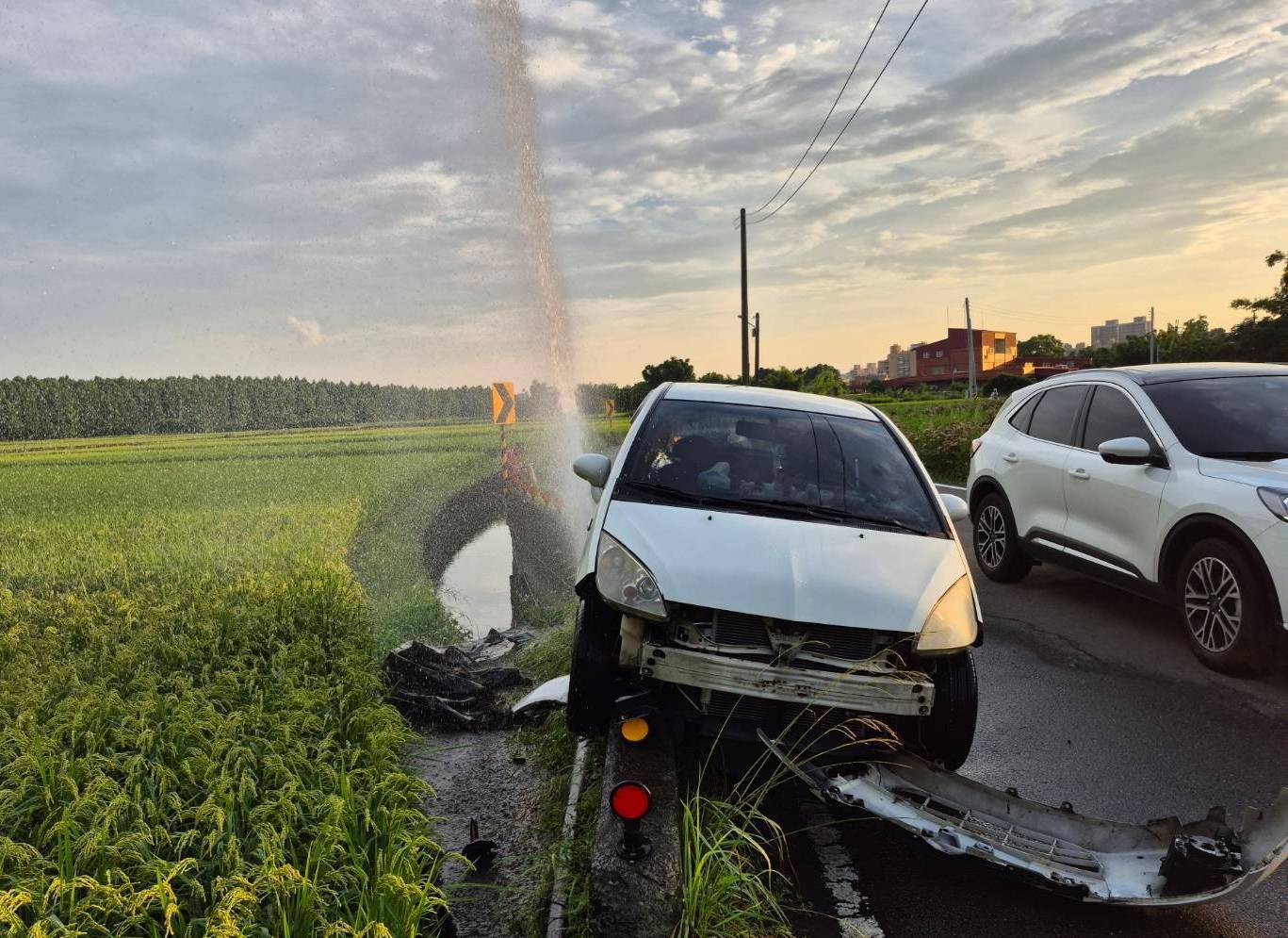 【有片】65歲男會車不慎自撞水管 水勢直衝如小型噴泉 811459 0