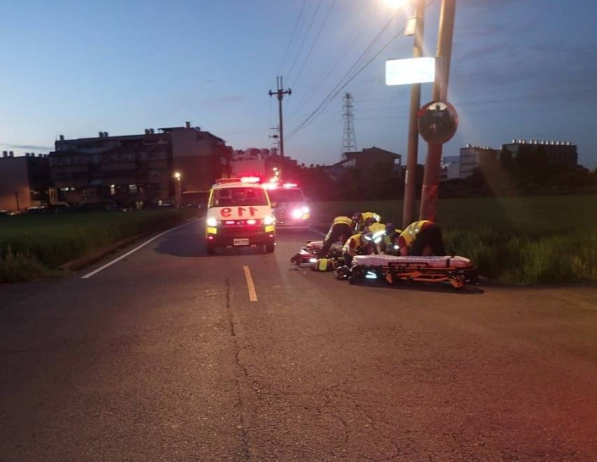 【有片】機車雙載撞電桿 2高中生傷重不治 812309 0