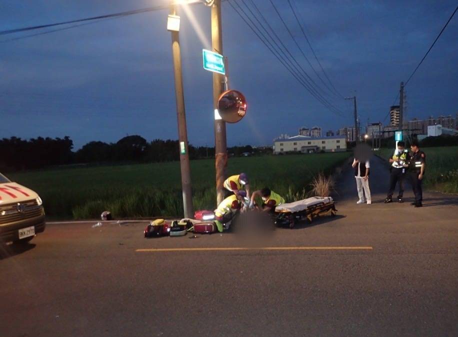 【有片】機車雙載撞電桿 2高中生傷重不治 812310 0