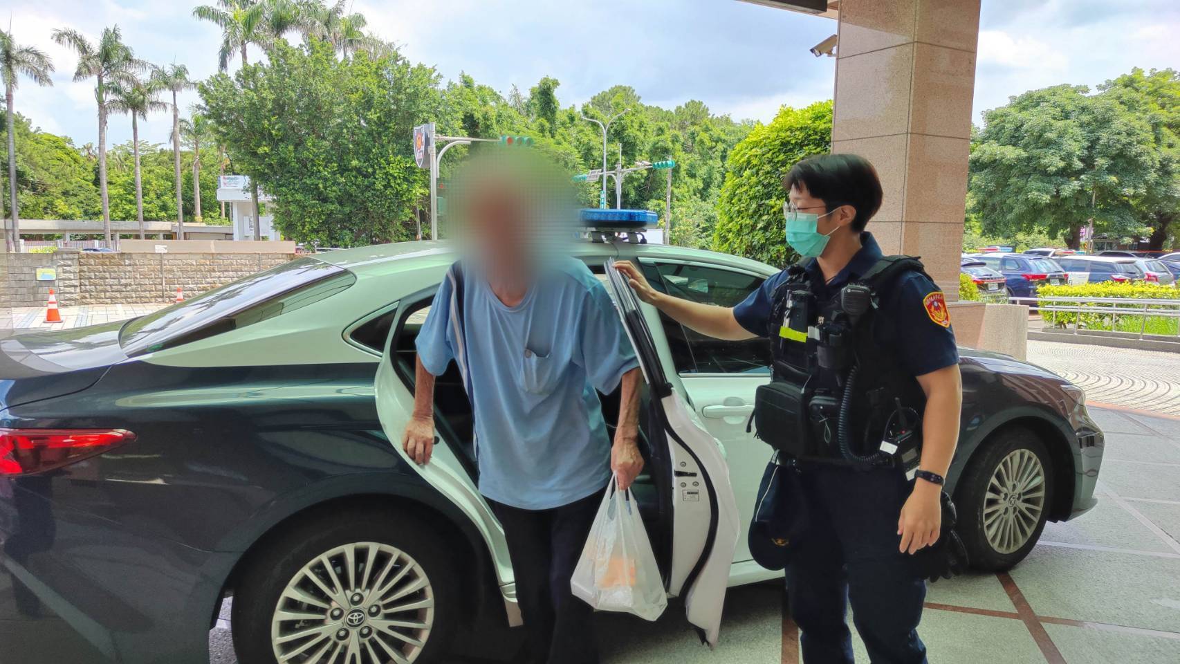 9旬翁徒步走整夜迷途困坐超商 八德警協尋助平安返家 813864 0