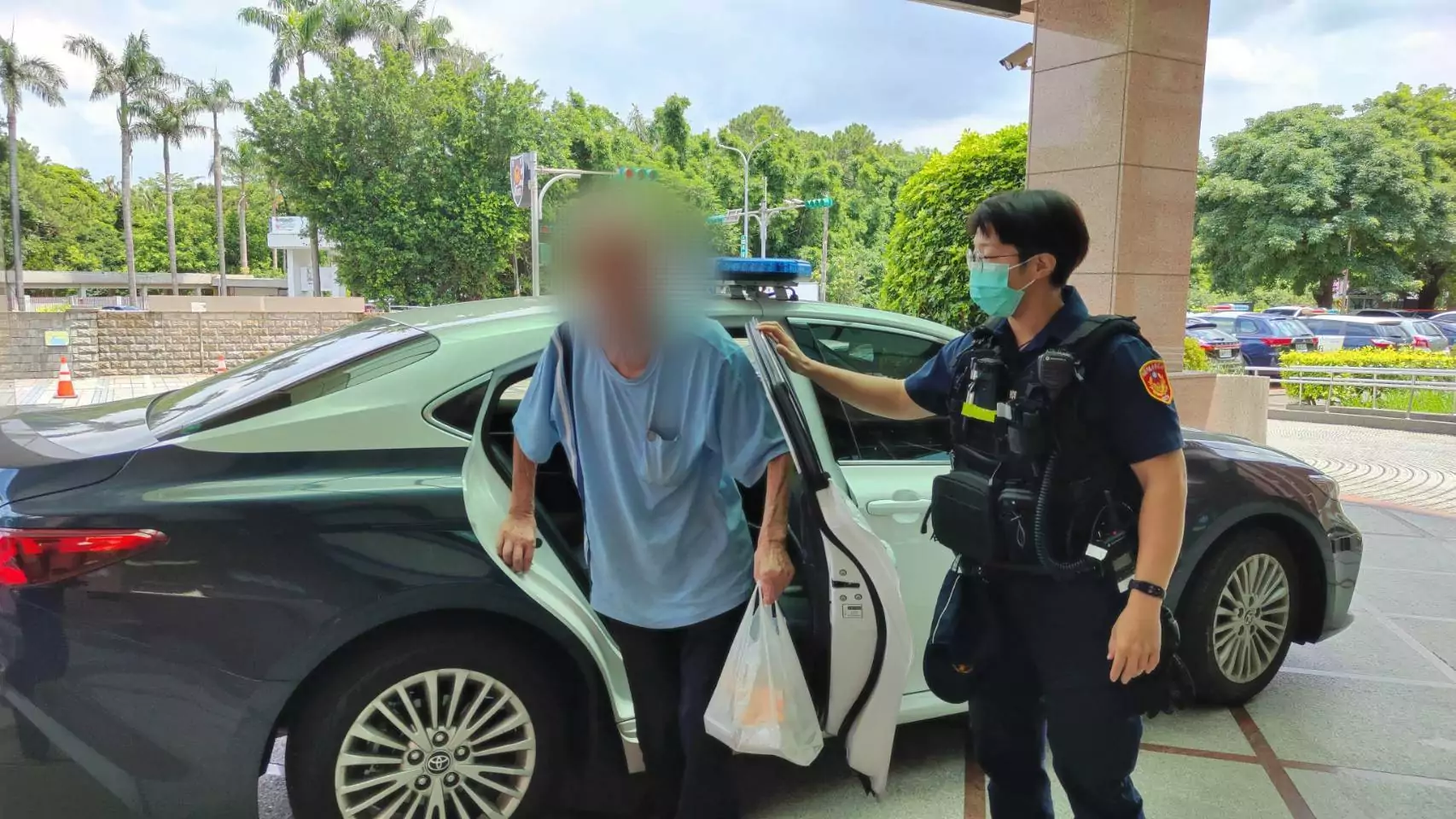 9旬翁徒步走整夜迷途困坐超商 八德警協尋助平安返家 9旬翁徒步走整夜迷途困坐超商 八德警協尋助平安返家