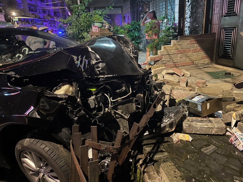 【有片】汽車路口碰撞後失控衝民宅 整片圍牆倒塌慘況曝 Ffdqsq