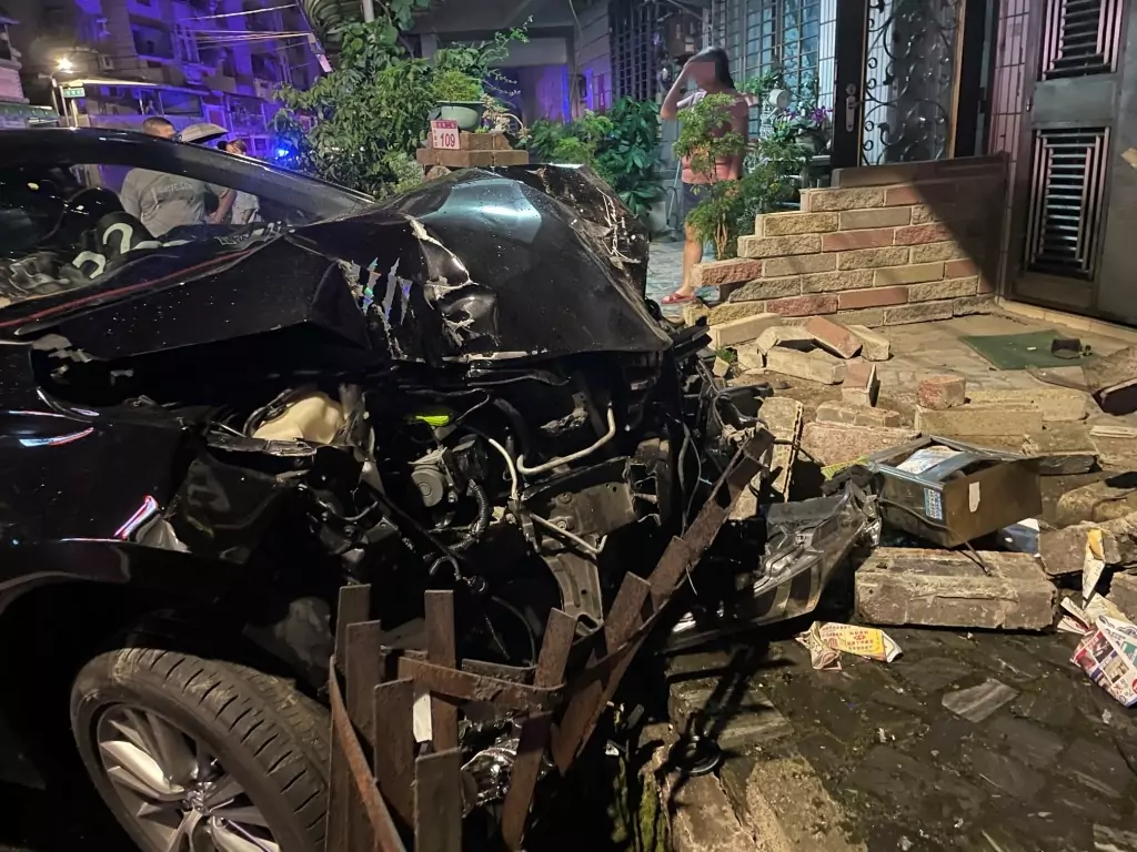 【有片】汽車路口碰撞後失控衝民宅 整片圍牆倒塌慘況曝 【有片】汽車路口碰撞後失控衝民宅 整片圍牆倒塌慘況曝