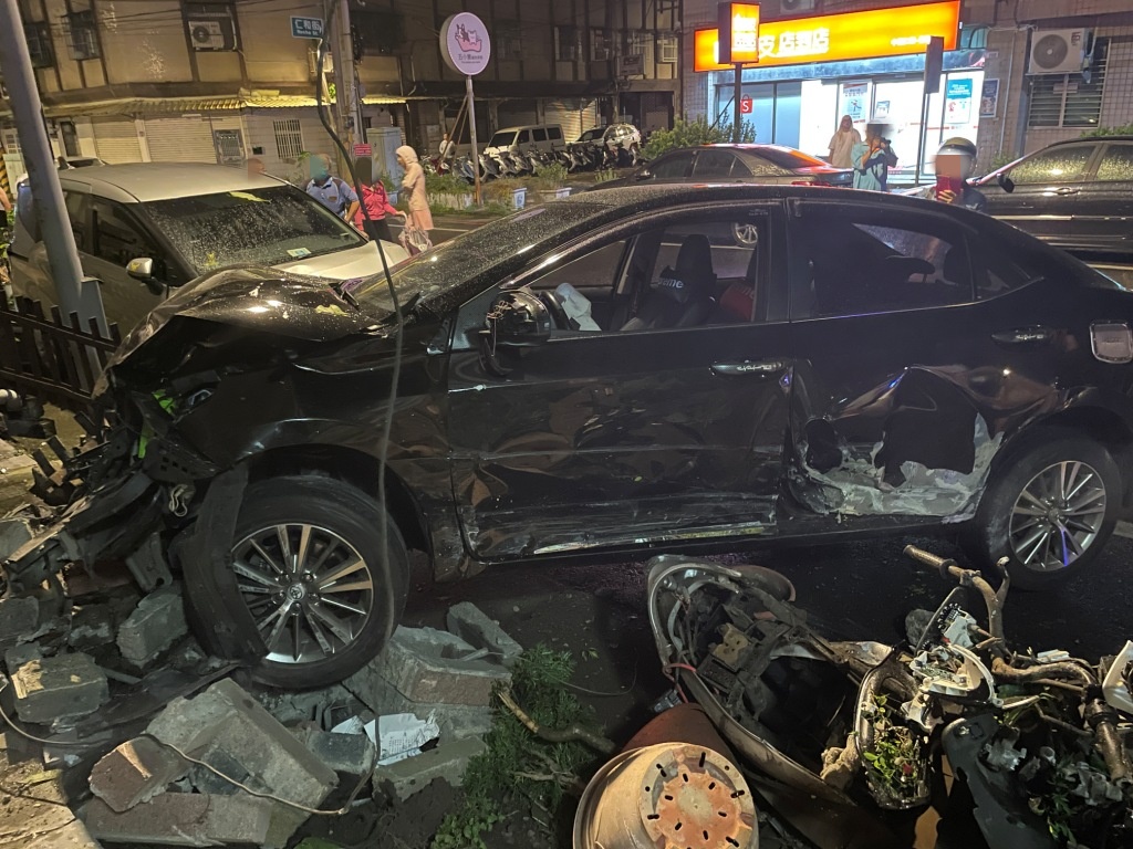 【有片】汽車路口碰撞後失控衝民宅 整片圍牆倒塌慘況曝 IMG 1962 副本 0