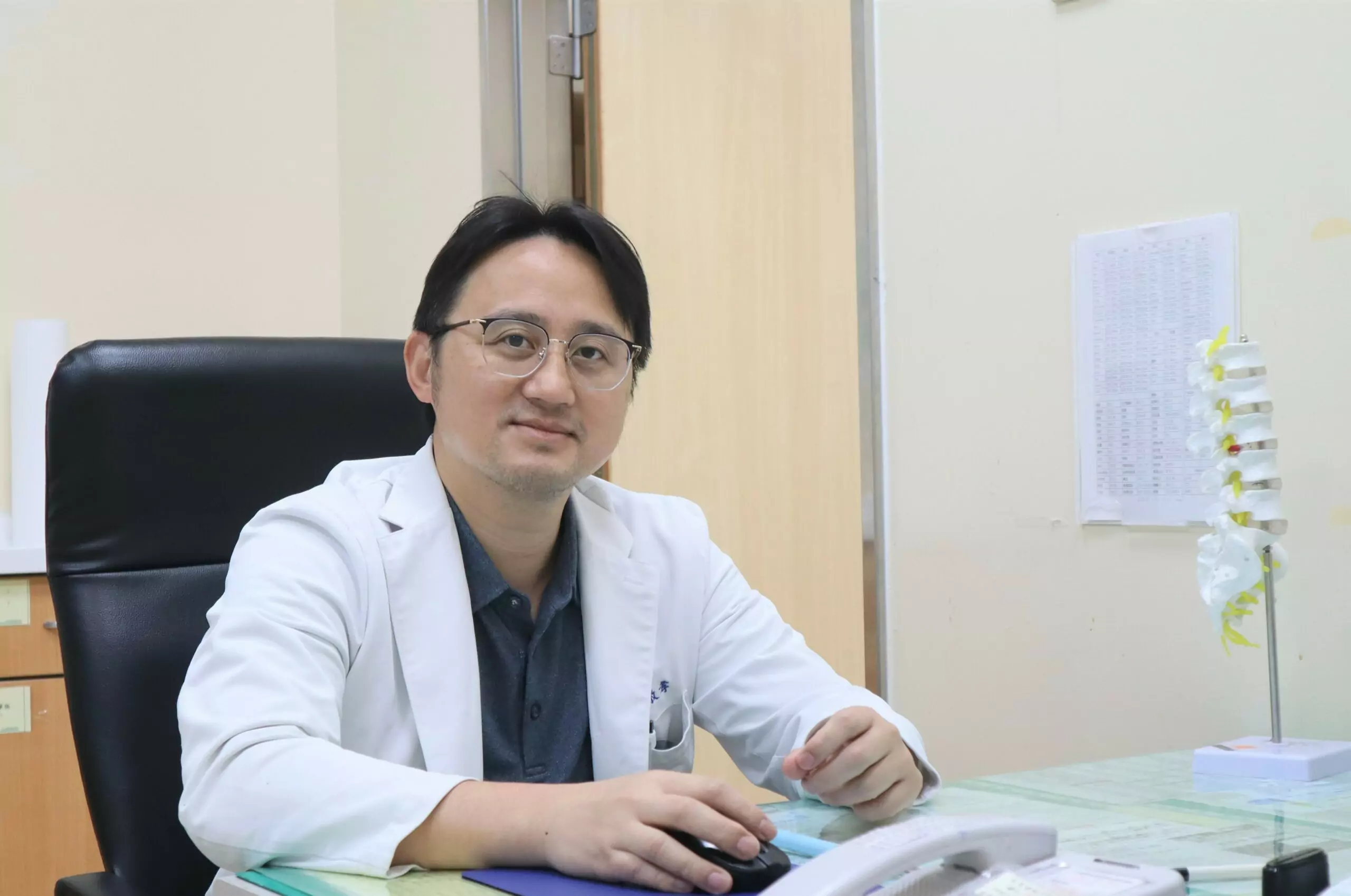 7旬嬤沒跌倒竟骨折!桃園醫院:小心沉默的「骨骼小偷」 7旬嬤沒跌倒竟骨折!桃園醫院:小心沉默的「骨骼小偷」