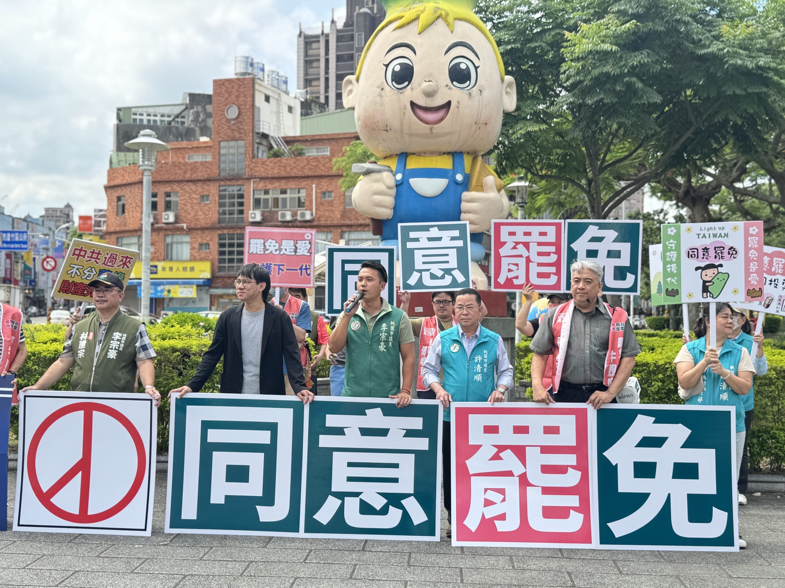 桃園民進黨議員總動員 前進各大路口宣傳同意罷免 S 103088153 0 scaled