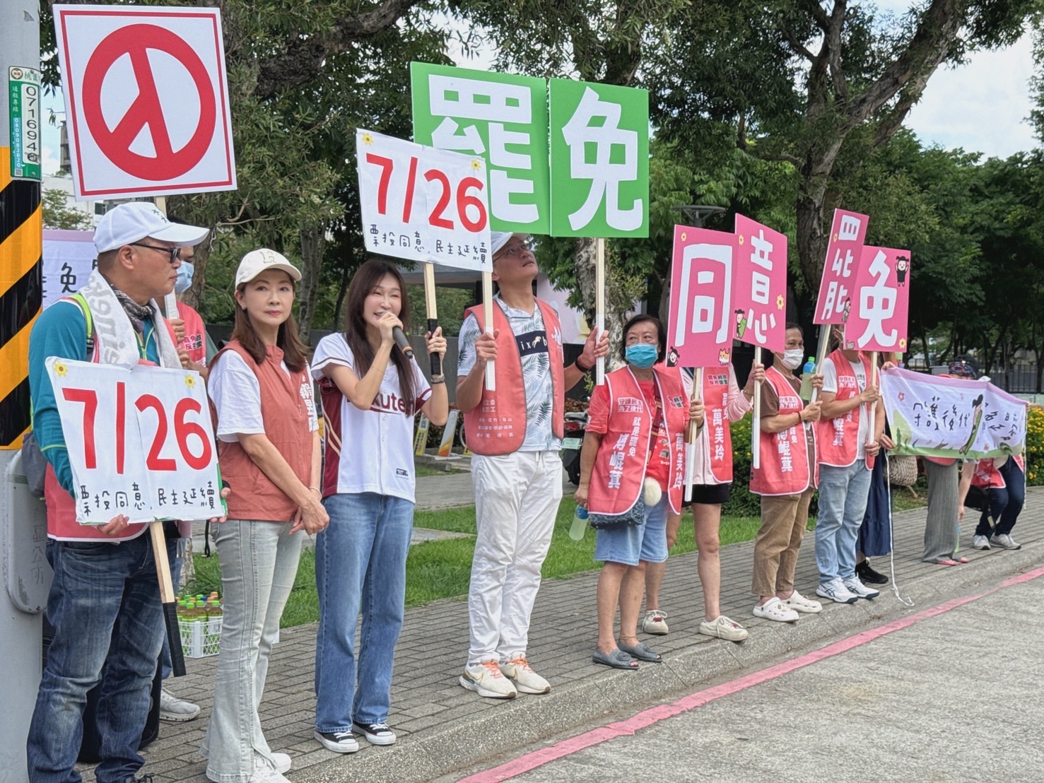 桃園民進黨議員總動員 前進各大路口宣傳同意罷免 S 103088157 0