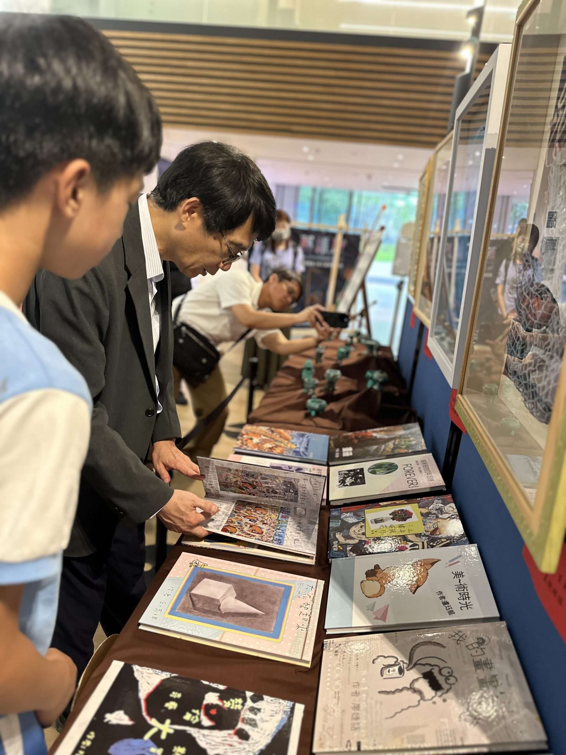 桃市4國小美術班舉辦聯展 「藝維度」打造孩子們的創意宇宙 S 10674230 scaled