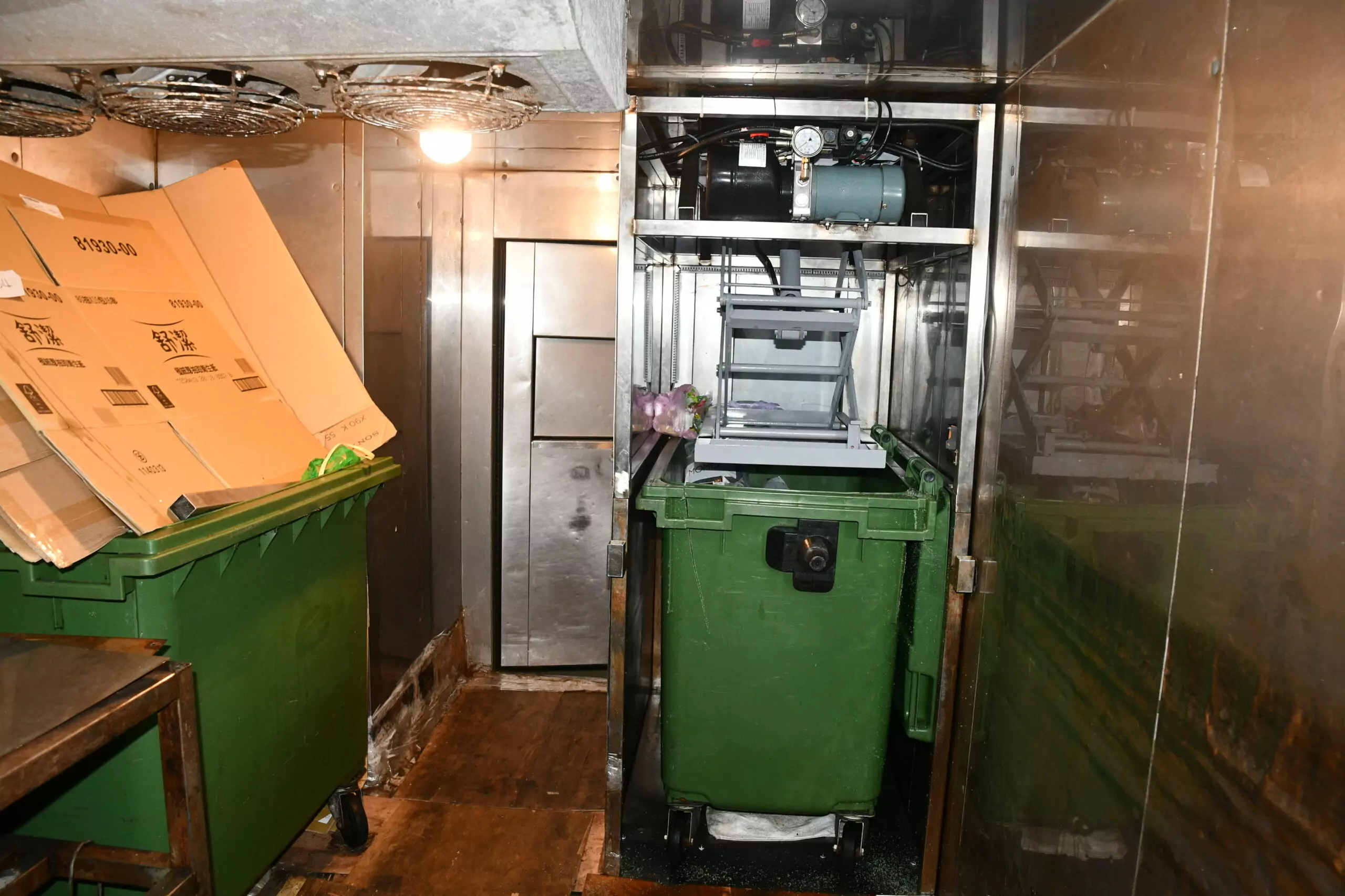 誤丟財物深夜翻找垃圾子車 男子不幸遭壓縮機輾壓身亡 誤丟財物深夜翻找垃圾子車 男子不幸遭壓縮機輾壓身亡