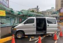 6旬男誤踩油門暴衝 撞破中壢監理站遮雨棚