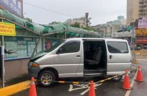 6旬男誤踩油門暴衝 撞破中壢監理站遮雨棚