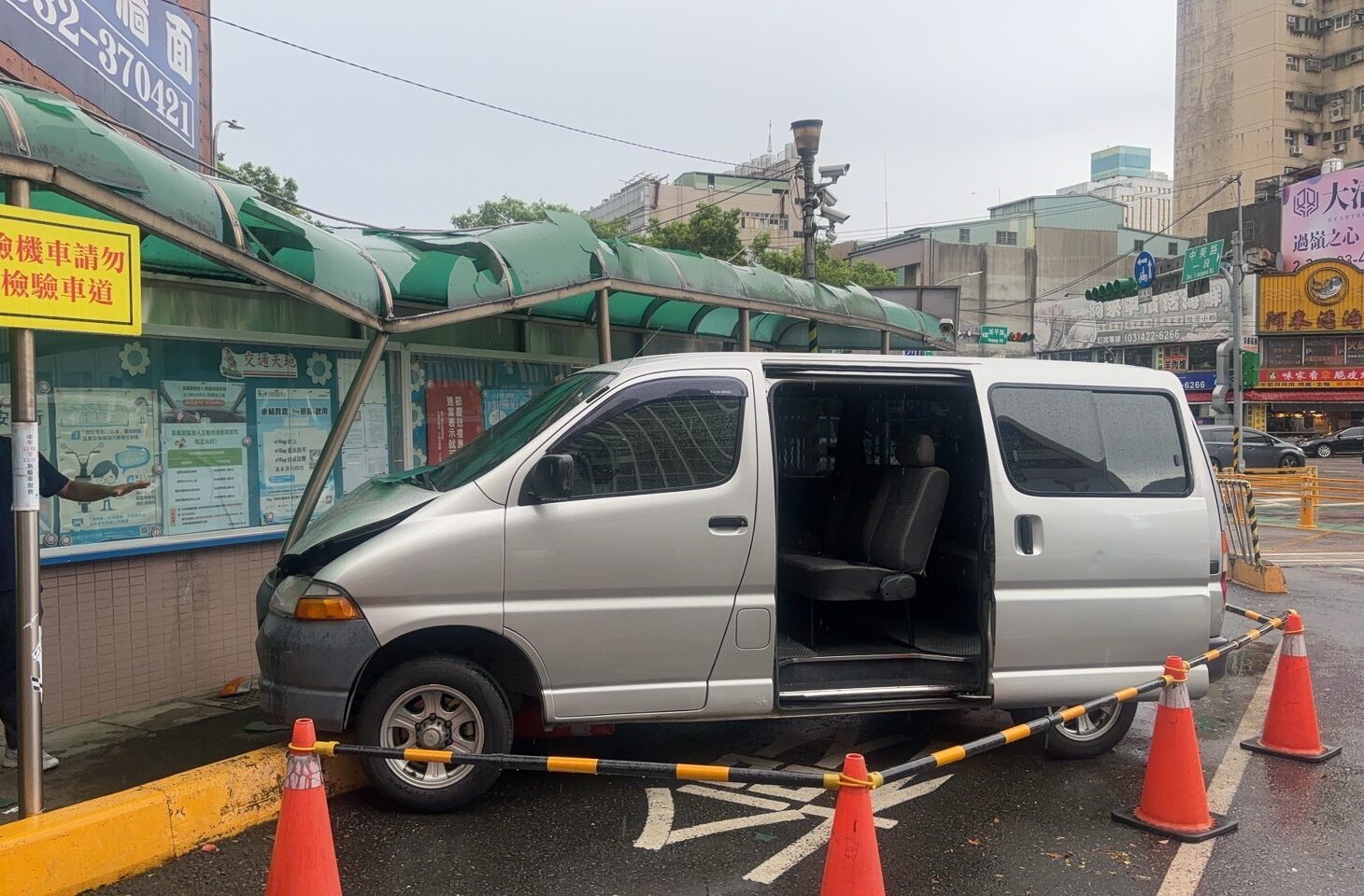 6旬男誤踩油門暴衝 撞破中壢監理站遮雨棚 S 14737484 e1749705810946