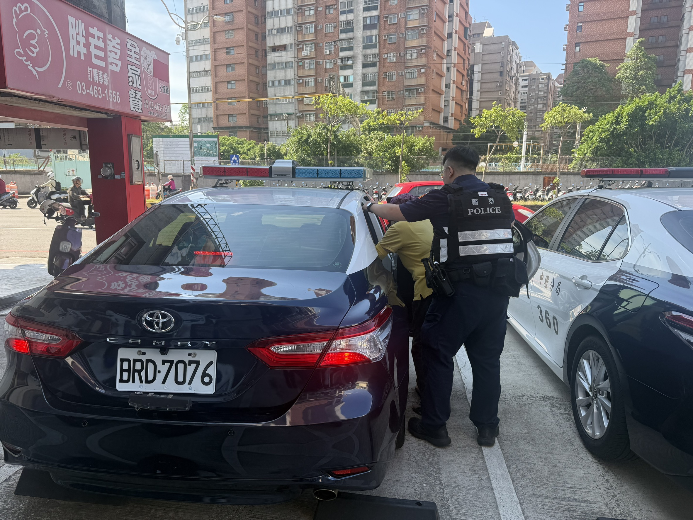 8旬老婦烈日中迷途 壢警暖心陪伴助平安返家 S 14802988 0