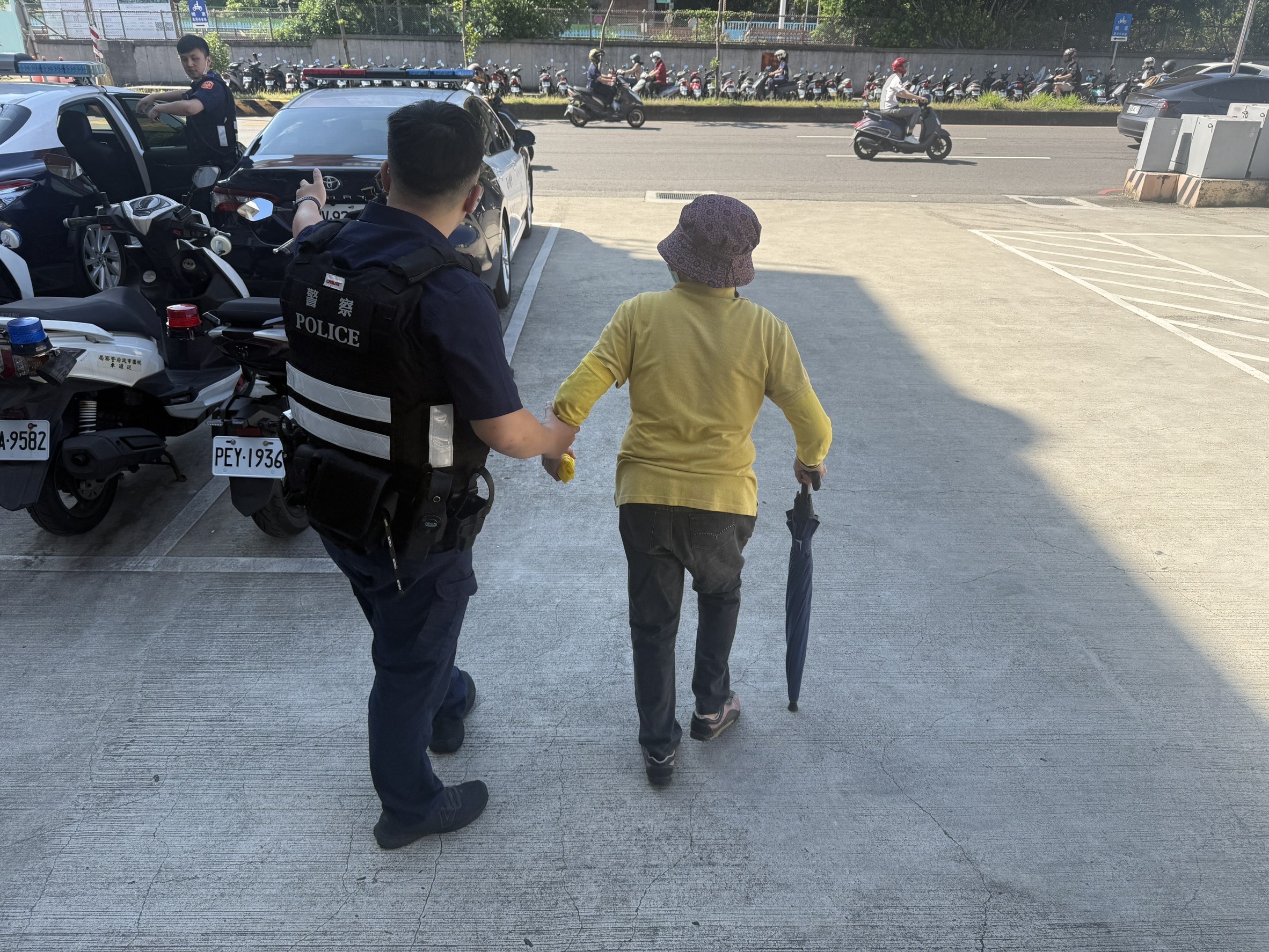 8旬老婦烈日中迷途 壢警暖心陪伴助平安返家 S 14802990