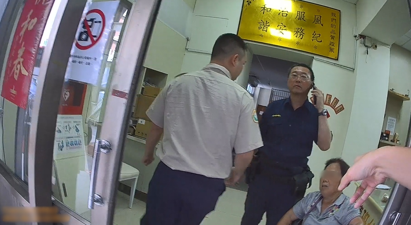婦人搭公車疑中暑不適求助司機 壢警接力助送醫幸無礙 S 15056928 0