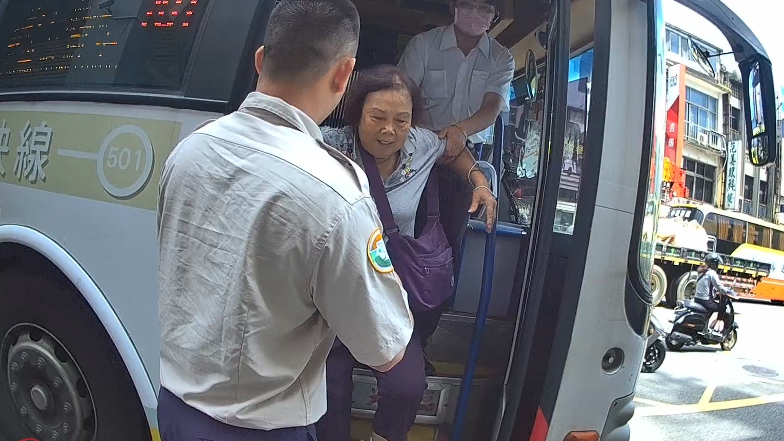婦人搭公車疑中暑不適求助司機 壢警接力助送醫幸無礙 S 15056930 0