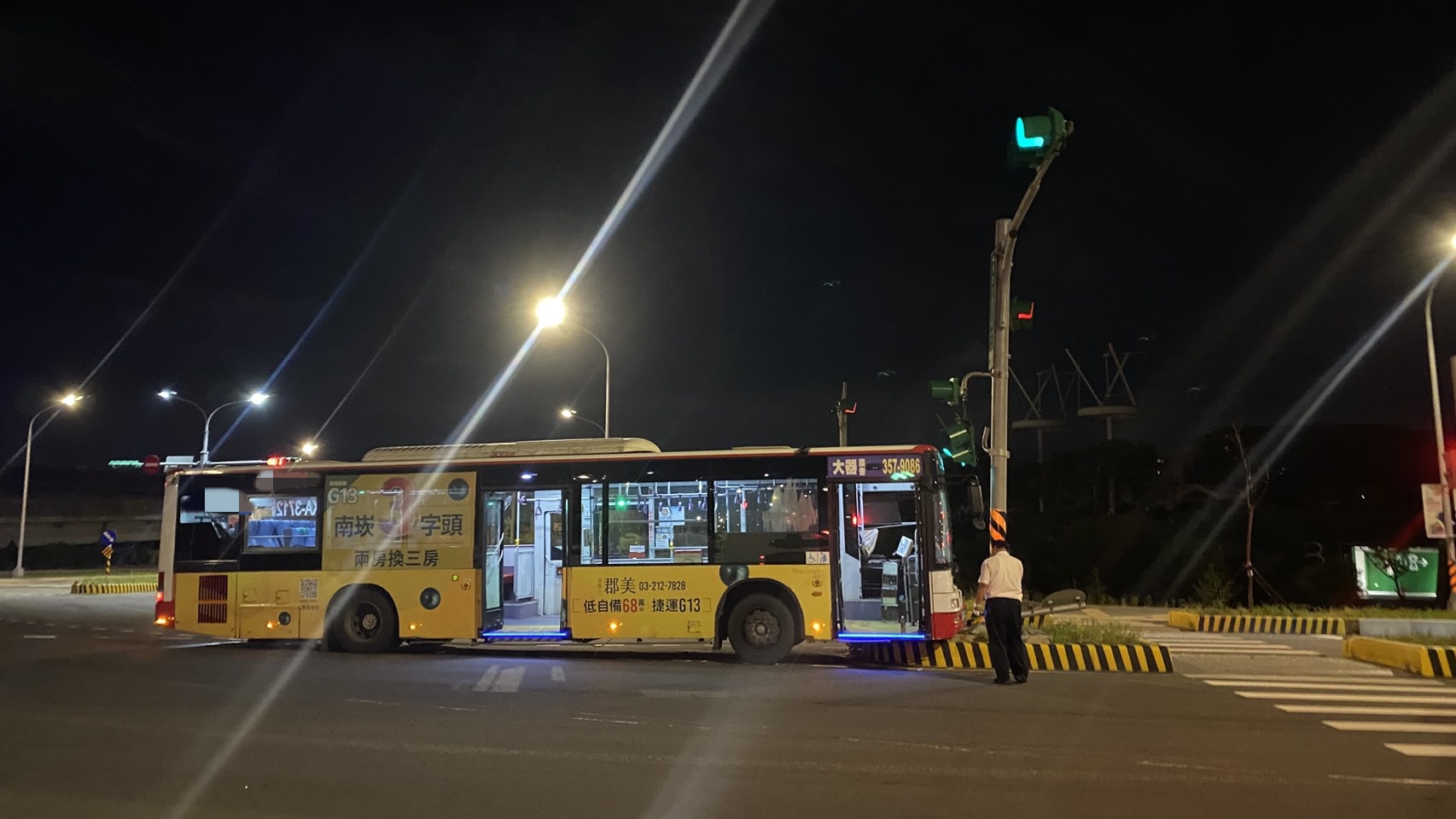 桃園中壢公車深夜自撞安全島 交通號誌慘遭波及 S 15360031