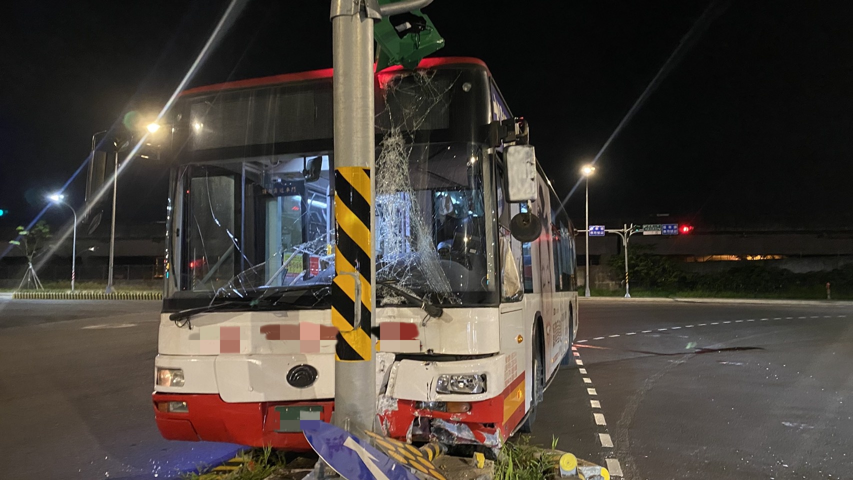 桃園中壢公車深夜自撞安全島 交通號誌慘遭波及 S 15360032