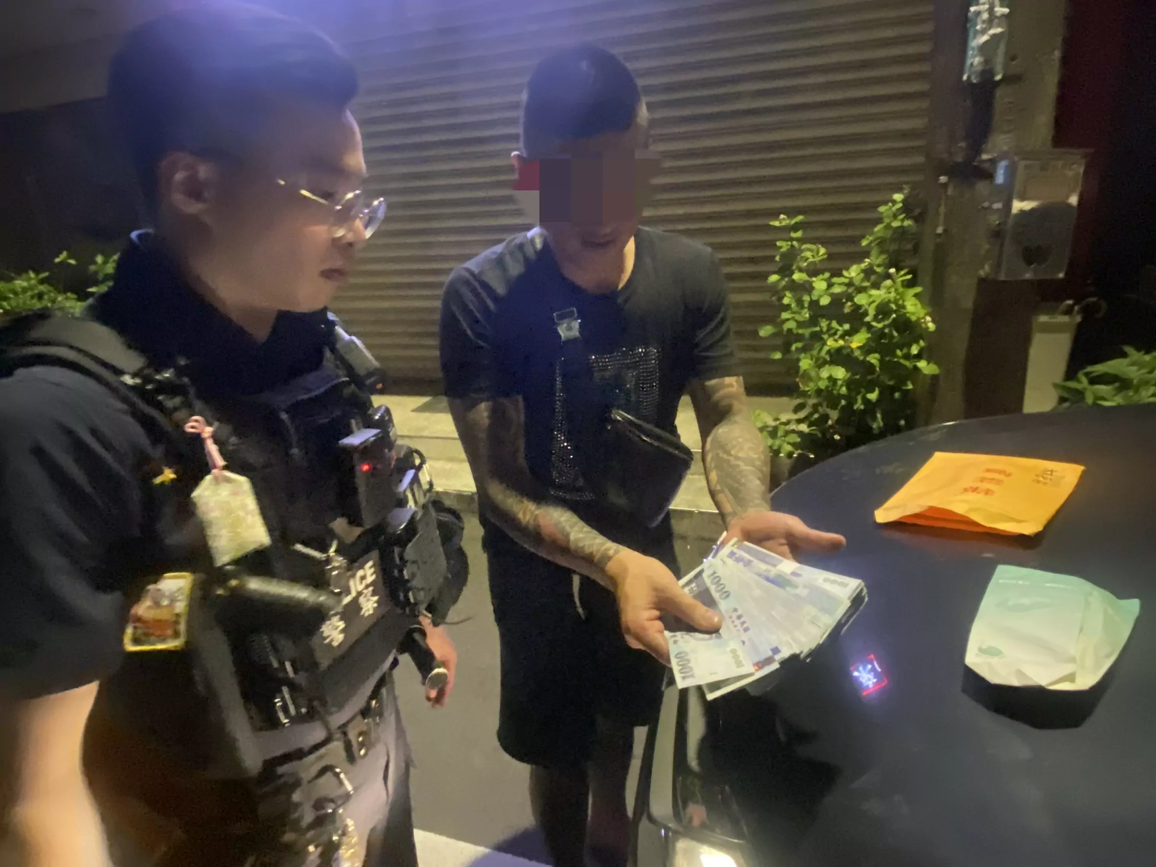 20萬現金掉了!桃園男子嚇到酒醒 警調電眼在這找回 20萬現金掉了!桃園男子嚇到酒醒 警調電眼在這找回