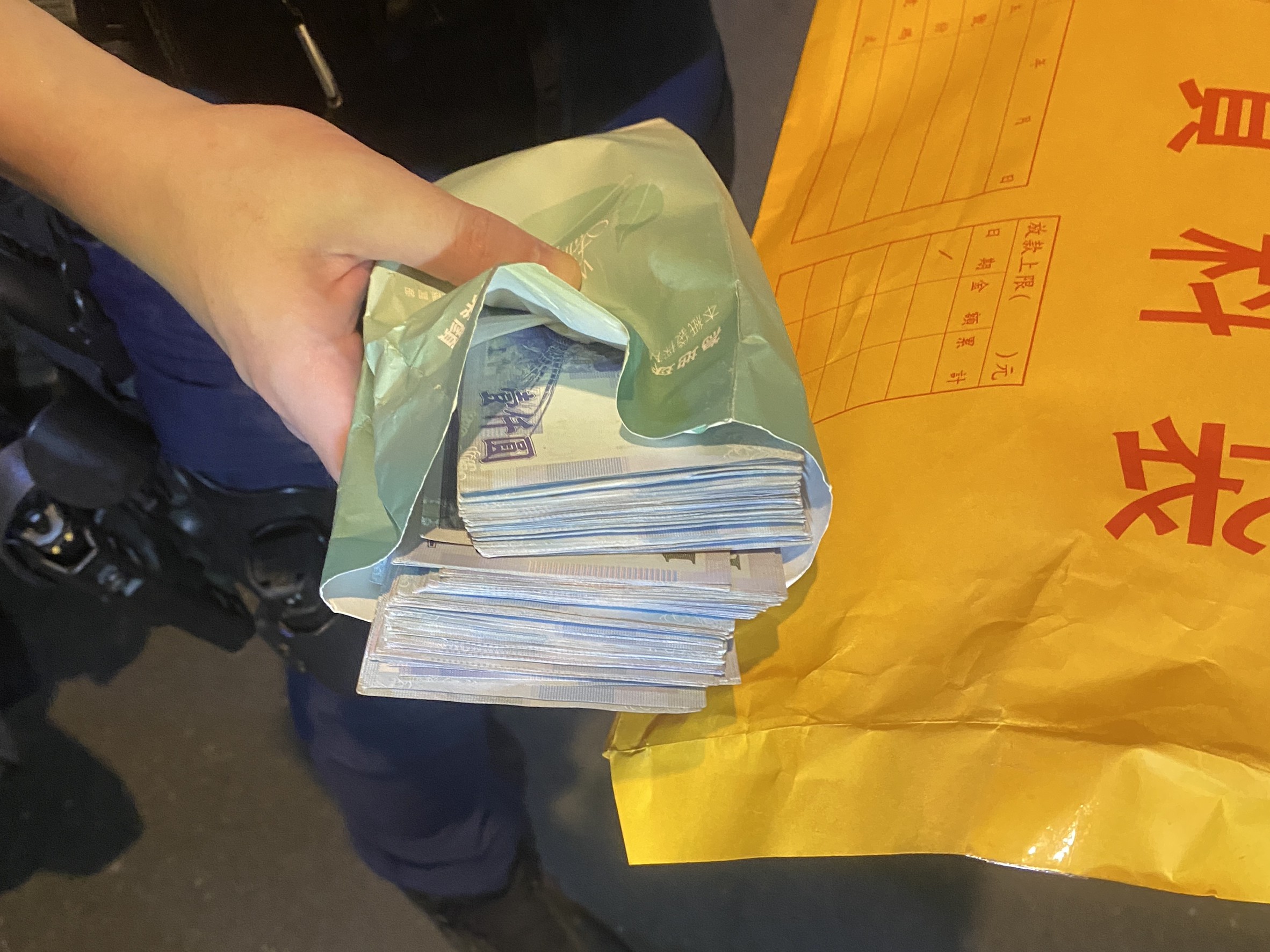 20萬現金掉了!桃園男子嚇到酒醒 警調電眼在這找回 S 15360042