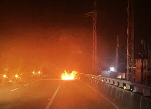 國1小客車突冒烈火駕駛急逃 整輛燒成廢鐵