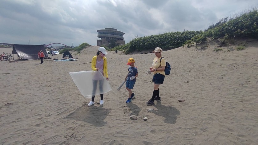 林口長庚號召員工到桃園海岸淨灘 強化海洋保育與減塑觀念 S 17719305