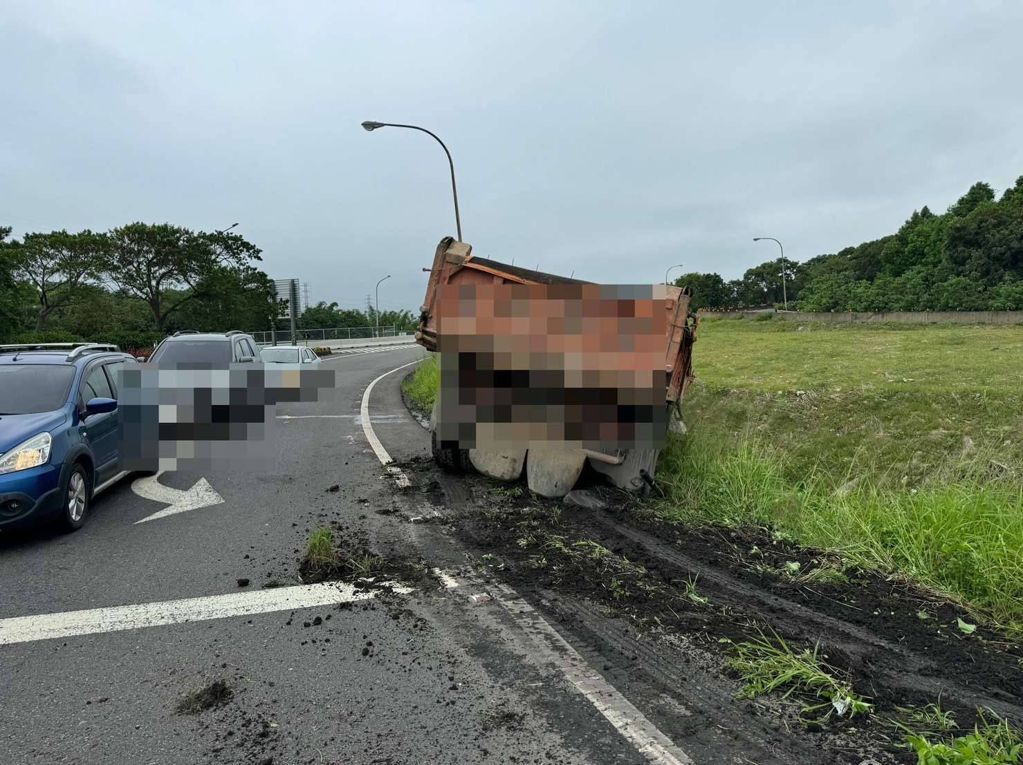 【有片】為閃重機慘撞匝道護欄!大溪曳引車衝進草坡 S 263036992 0