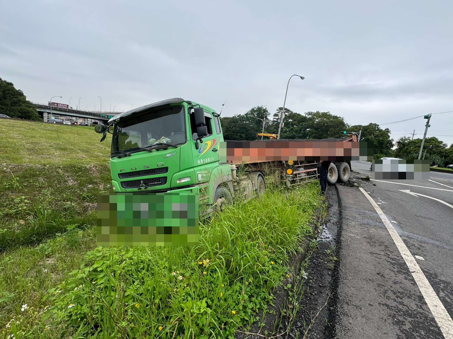 【有片】為閃重機慘撞匝道護欄!大溪曳引車衝進草坡 S 263036996