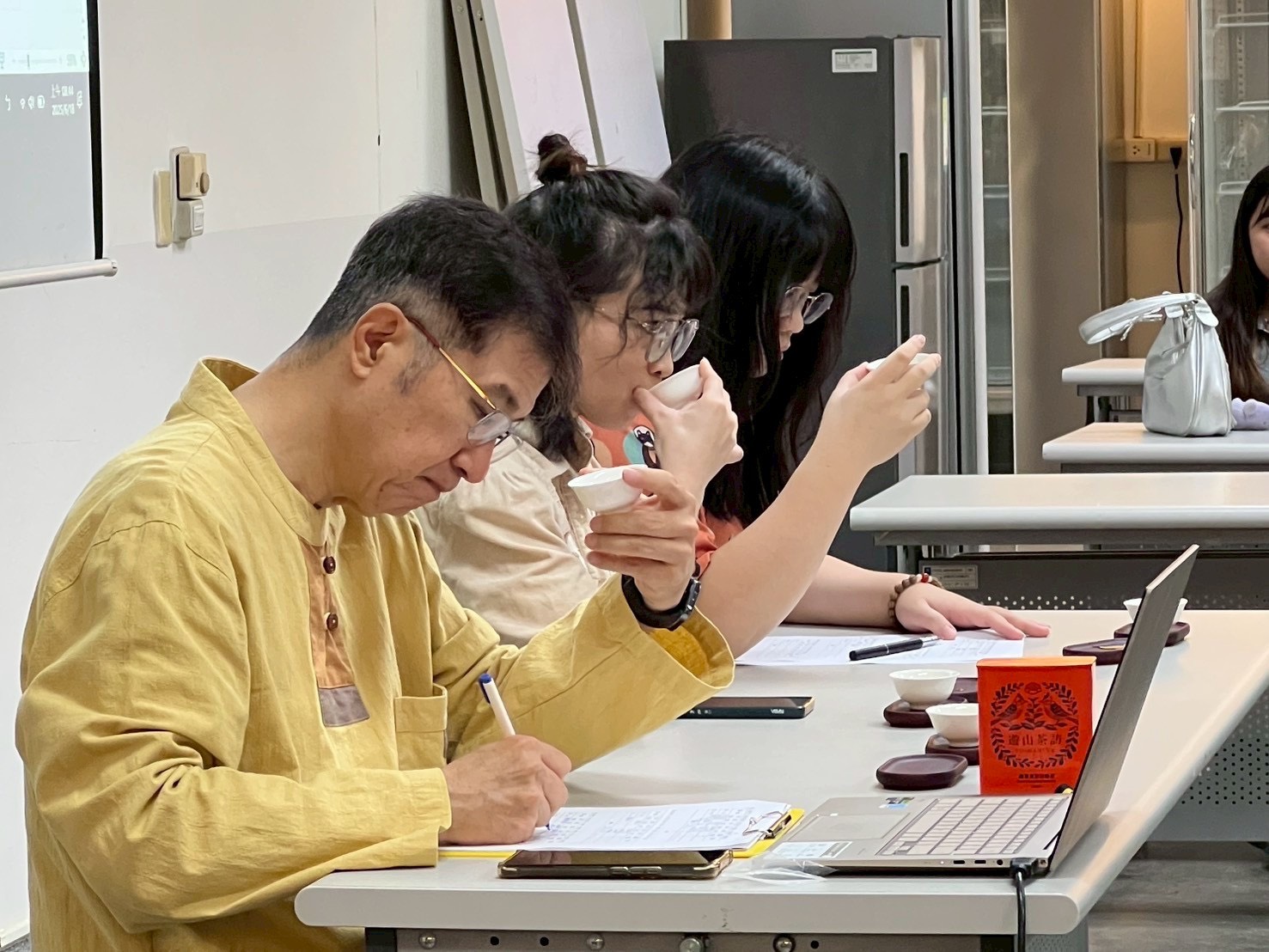 開南大學茶藝課程培養文化素養 學子泡茶體悟生活美學 S 26550340 0