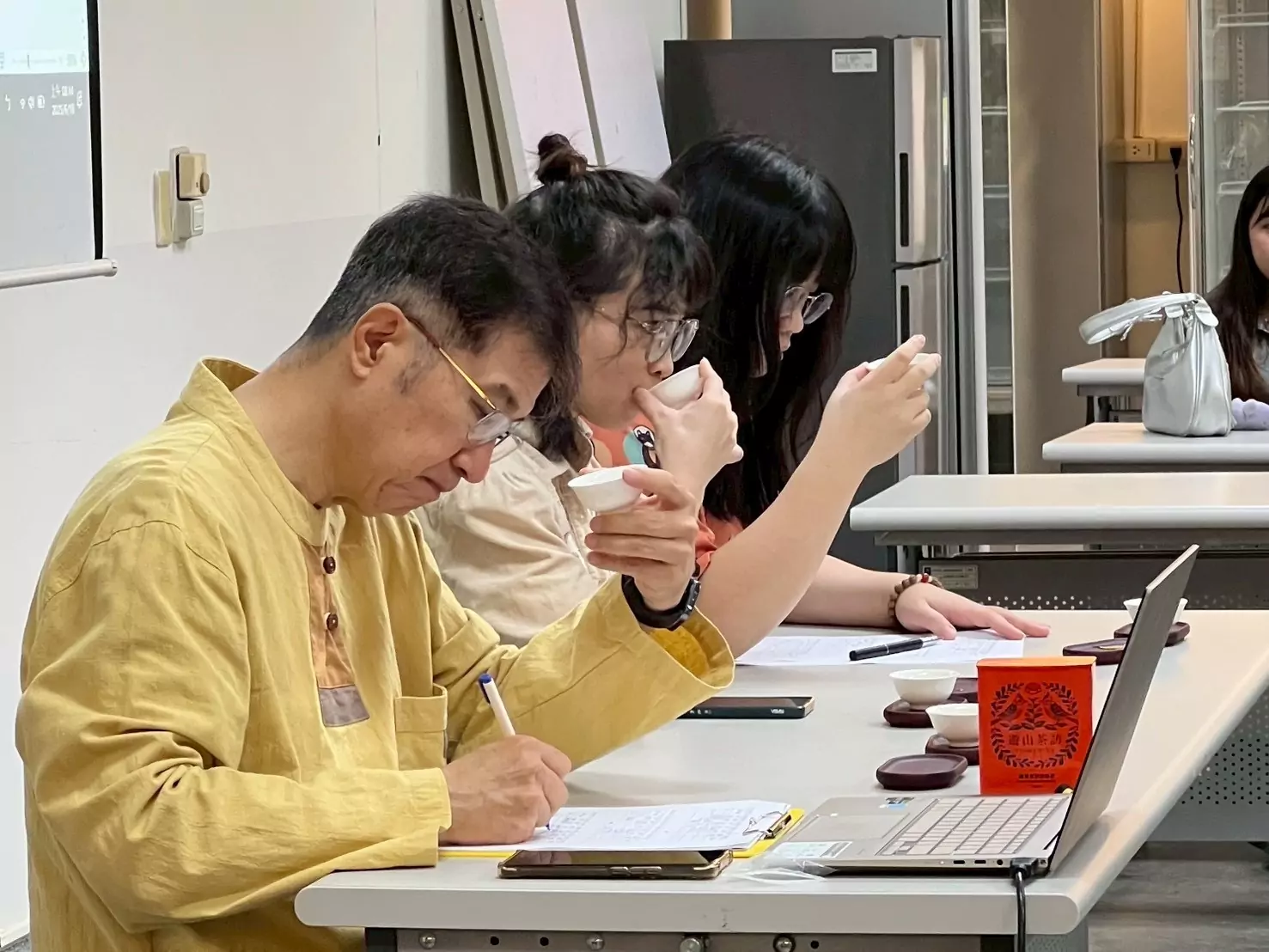開南大學茶藝課程培養文化素養 學子泡茶體悟生活美學 S 26550340 0