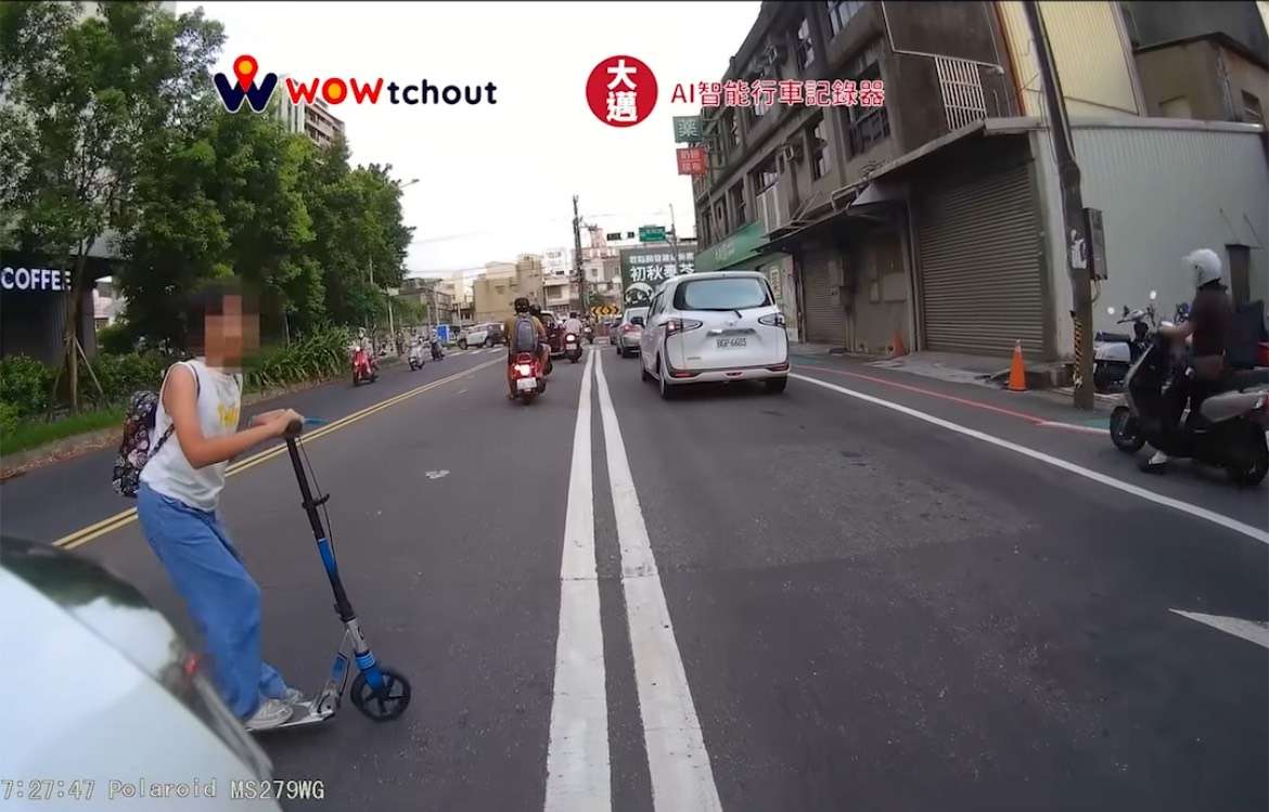 【有片】桃園女童騎滑板車衝出馬路 騎士急剎險摔驚險一瞬