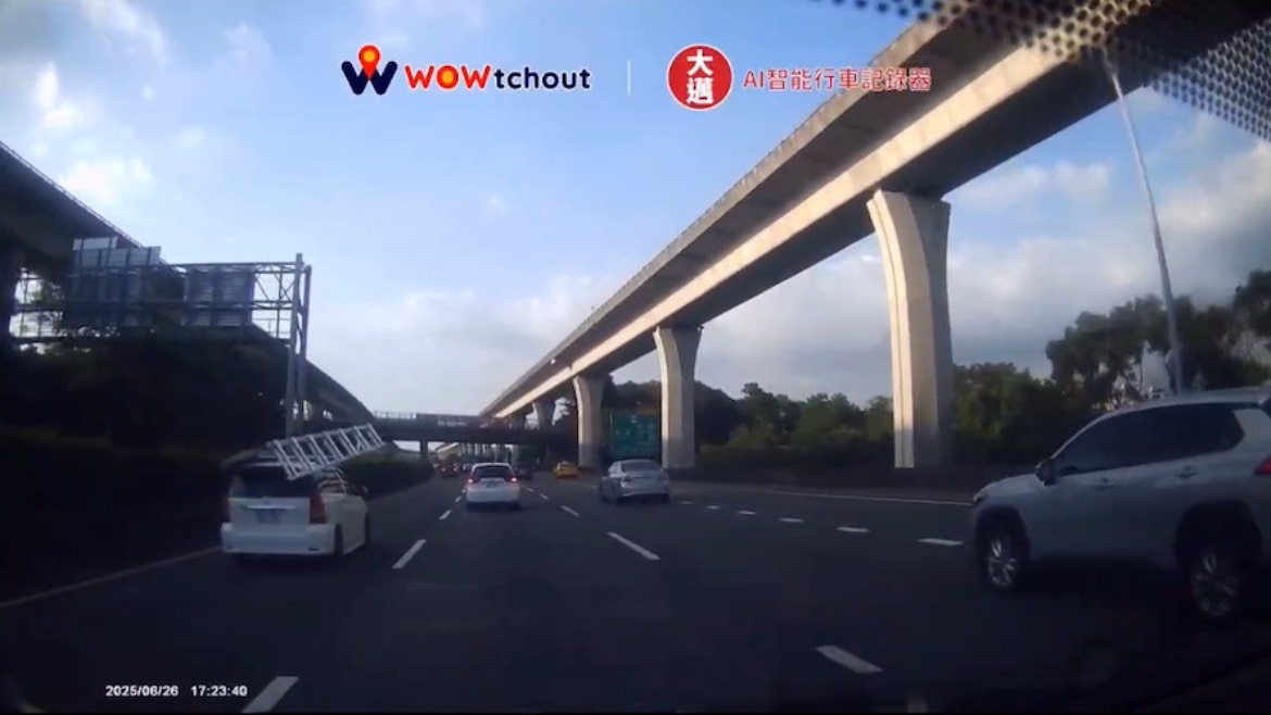 國道行駛樓梯突掉落險砸後車 警提醒恐挨萬元罰單 S 37380100 0