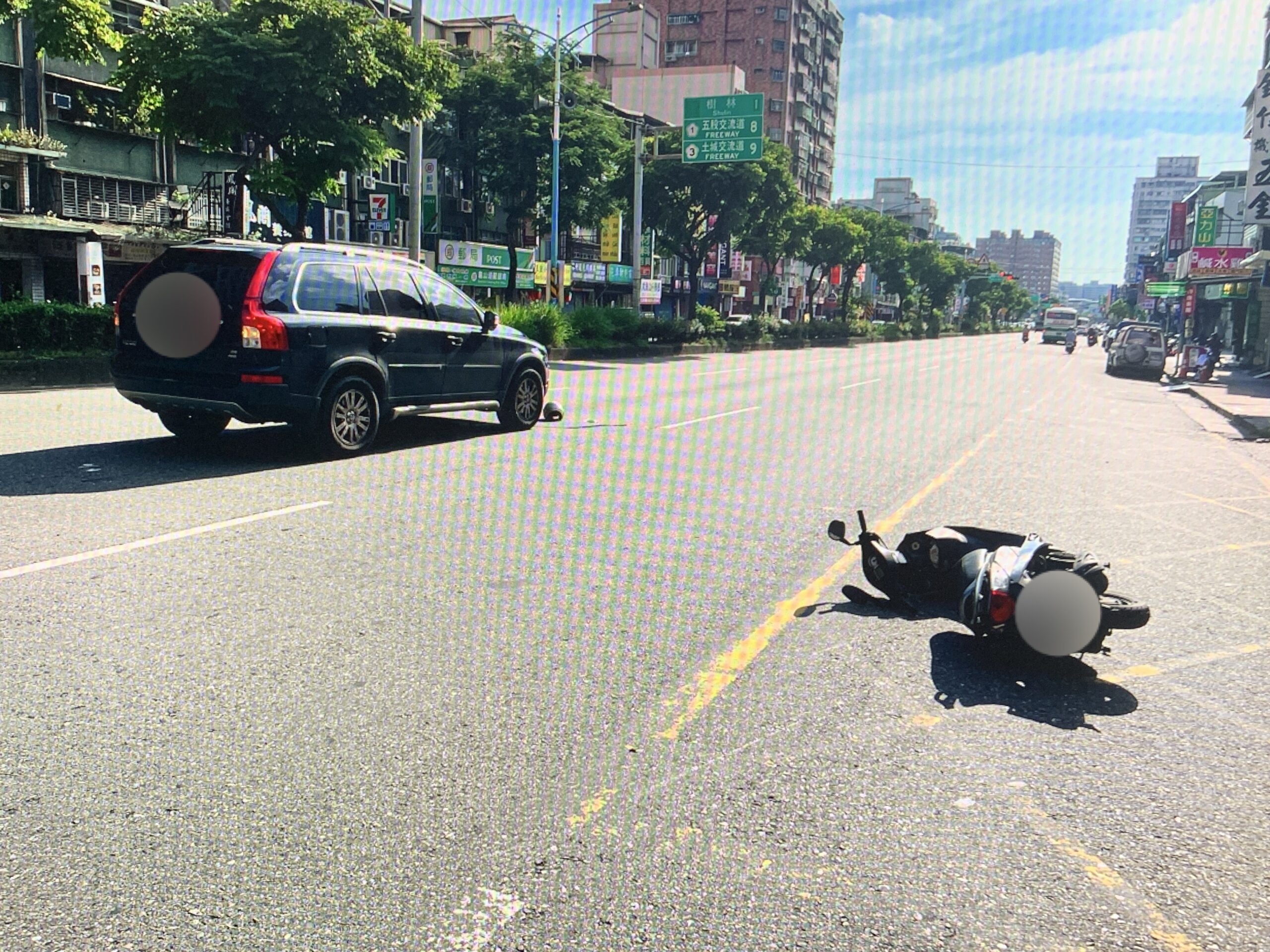 【有片】機車突偏移擦撞小客車 阿伯騎士緊急送醫 S 388497426 scaled