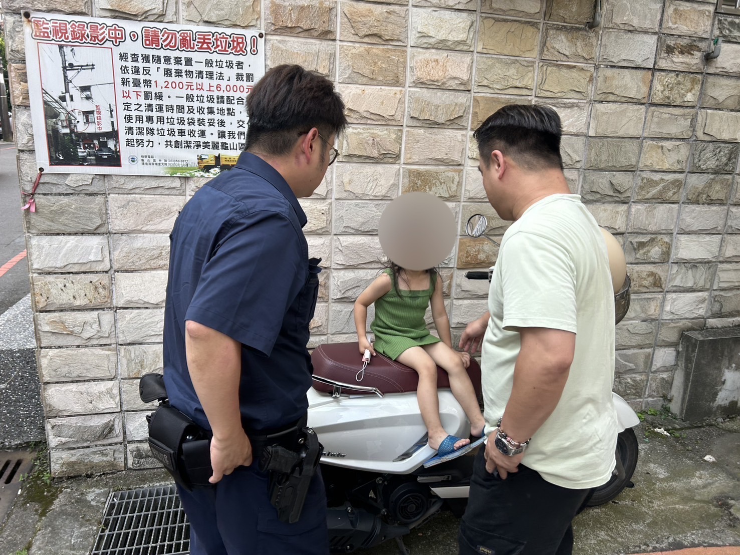 趁媽媽上班偷溜出門 龜山警助4歲女童返家 S 388775943
